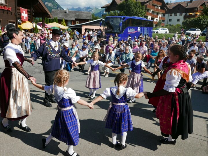 1. August Kindertrachten am Tanzen