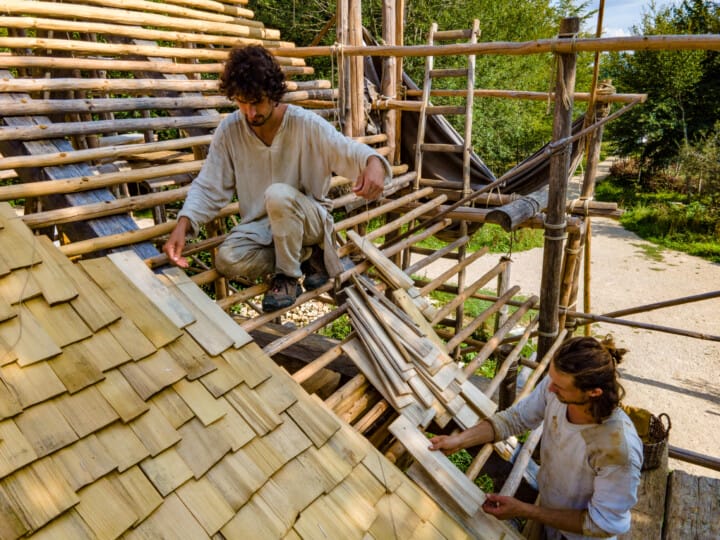 Campus Galli_Dachdeckarbeiten mit Schindeln