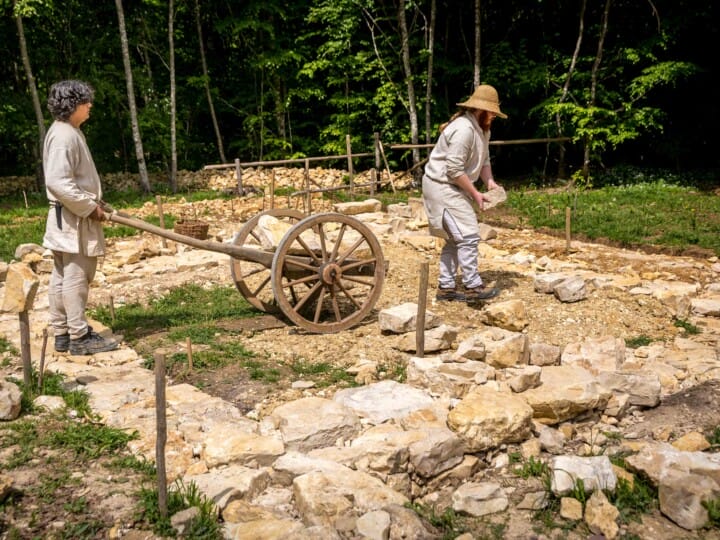 Campus Galli_Handwerker beim Abtshof-Nebengebäude